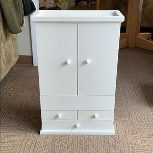 White makeup/ beauty cabinet. Can be mounted.